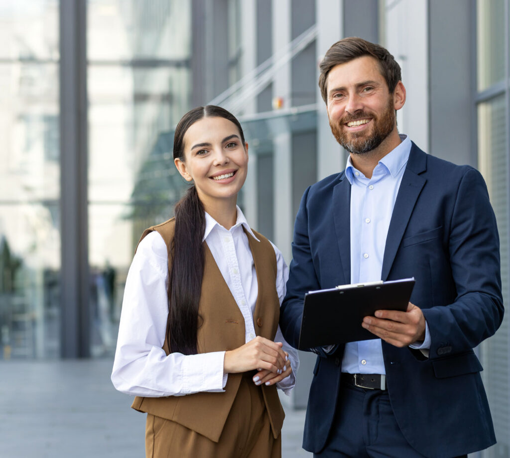 Erfolgreiches und zufriedenes Unternehmerpaar, die für Ihre Mitarbeiter die Dienste von Triluma nutzen.